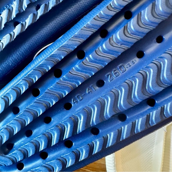 1 set of 2 pairs molded pool slides 1 blue & 1 white 9 - Picture 5 of 8